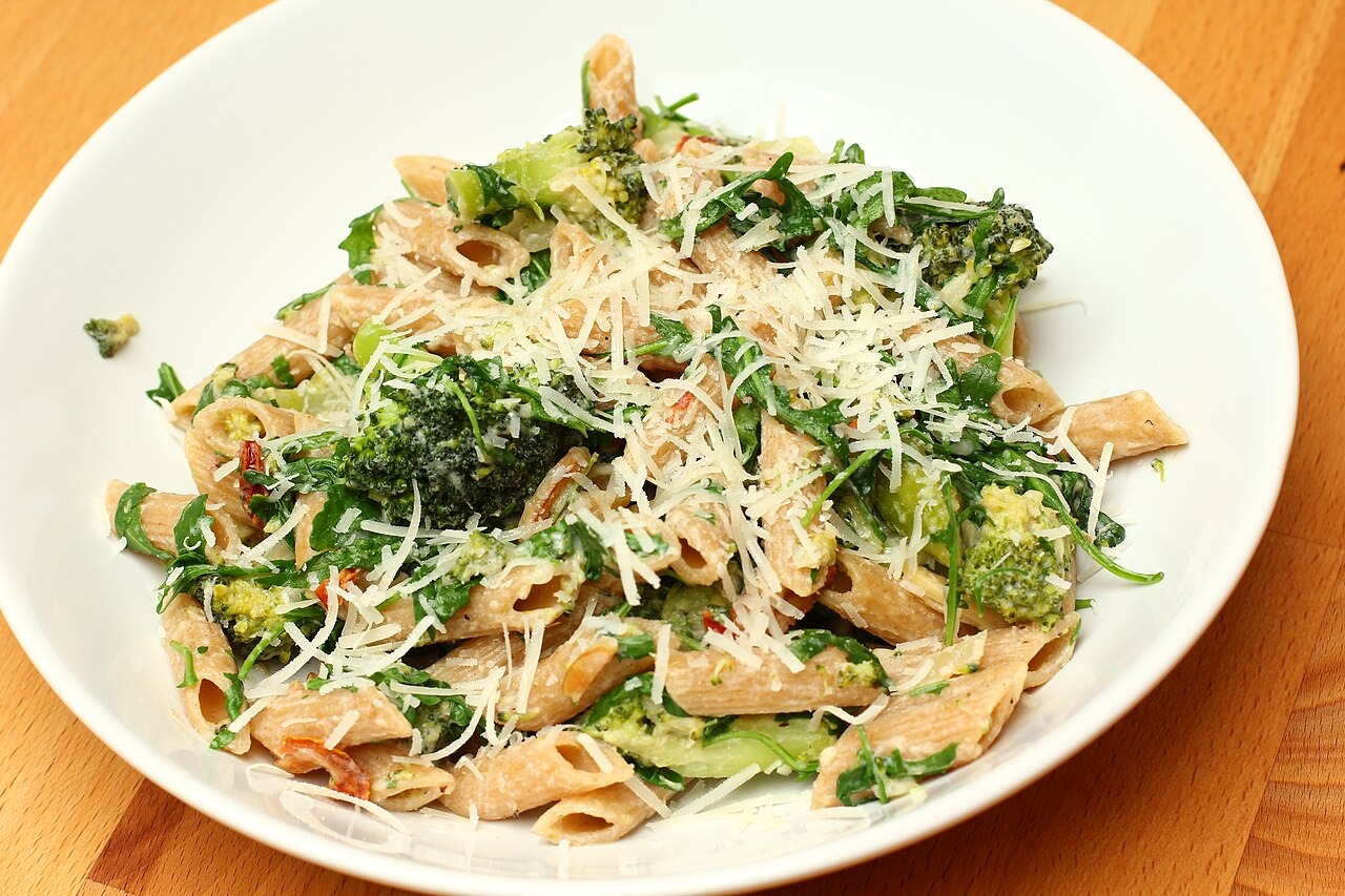 Pasta mit Brokkoli und Ricotta (6985071365).jpg