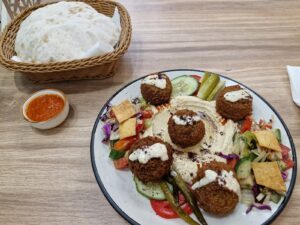 A falafel platter at Agasi, Lajpat Nagar, Delhi.jpg